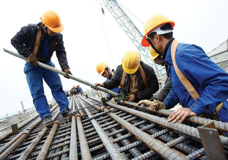 Lao động ngành xây dựng làm việc tại công trình lớn khi tham gia xuất khẩu