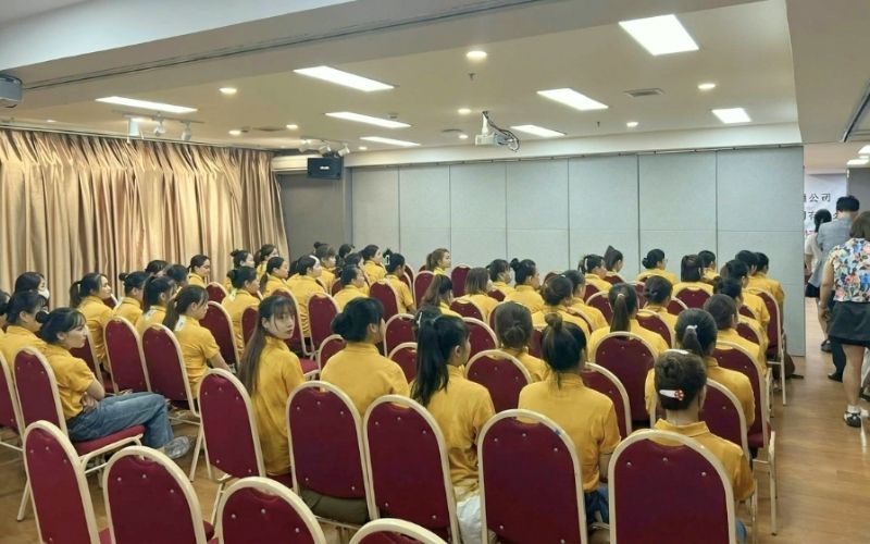 Người lao động Ninh Bình được tư vấn đọc kỹ hợp đồng xuất khẩu lao động Đài Loan.