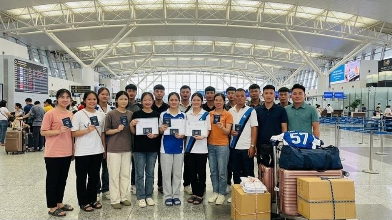Đoàn xuất khẩu lao động Đài Loan quê Nam Định check in tại sân bay.