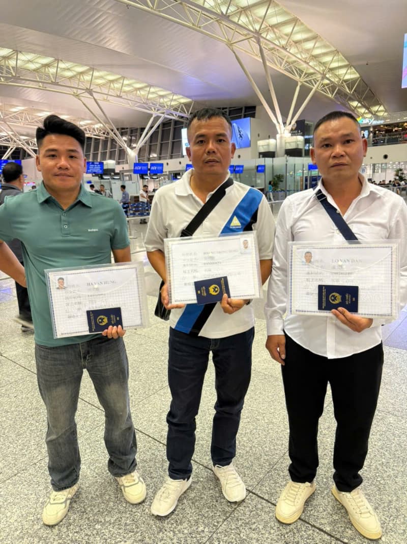 Ba lao động xuất khẩu Đài Loan tại sân bay