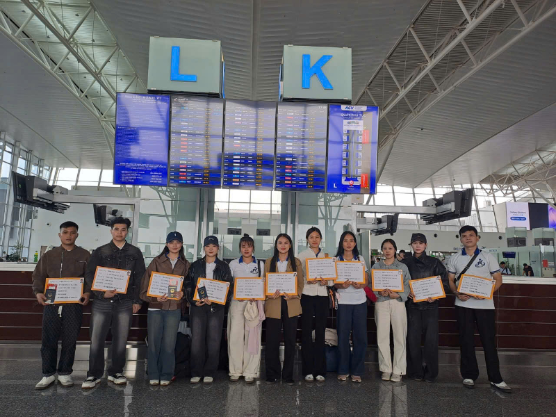 Tập thể lao động xuất cảnh sang Đài Loan check in tại sân bay.