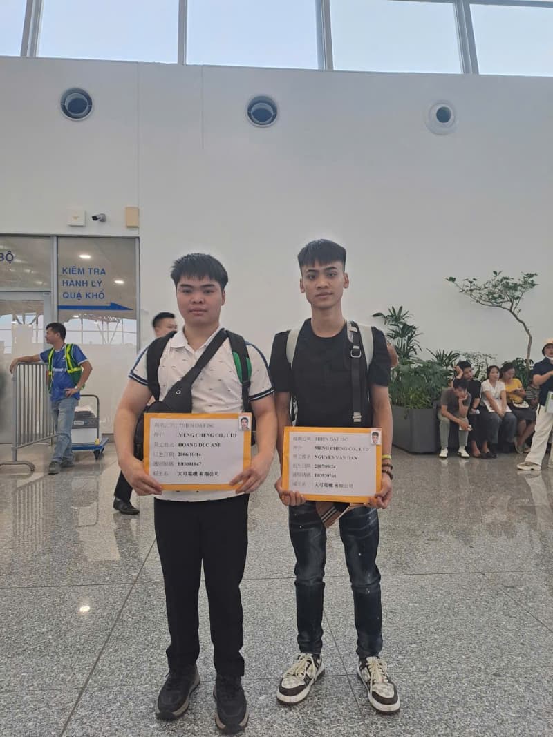 Học viên hoàn tất thủ tục tại sân bay trước khi sang Đài Loan làm việc.