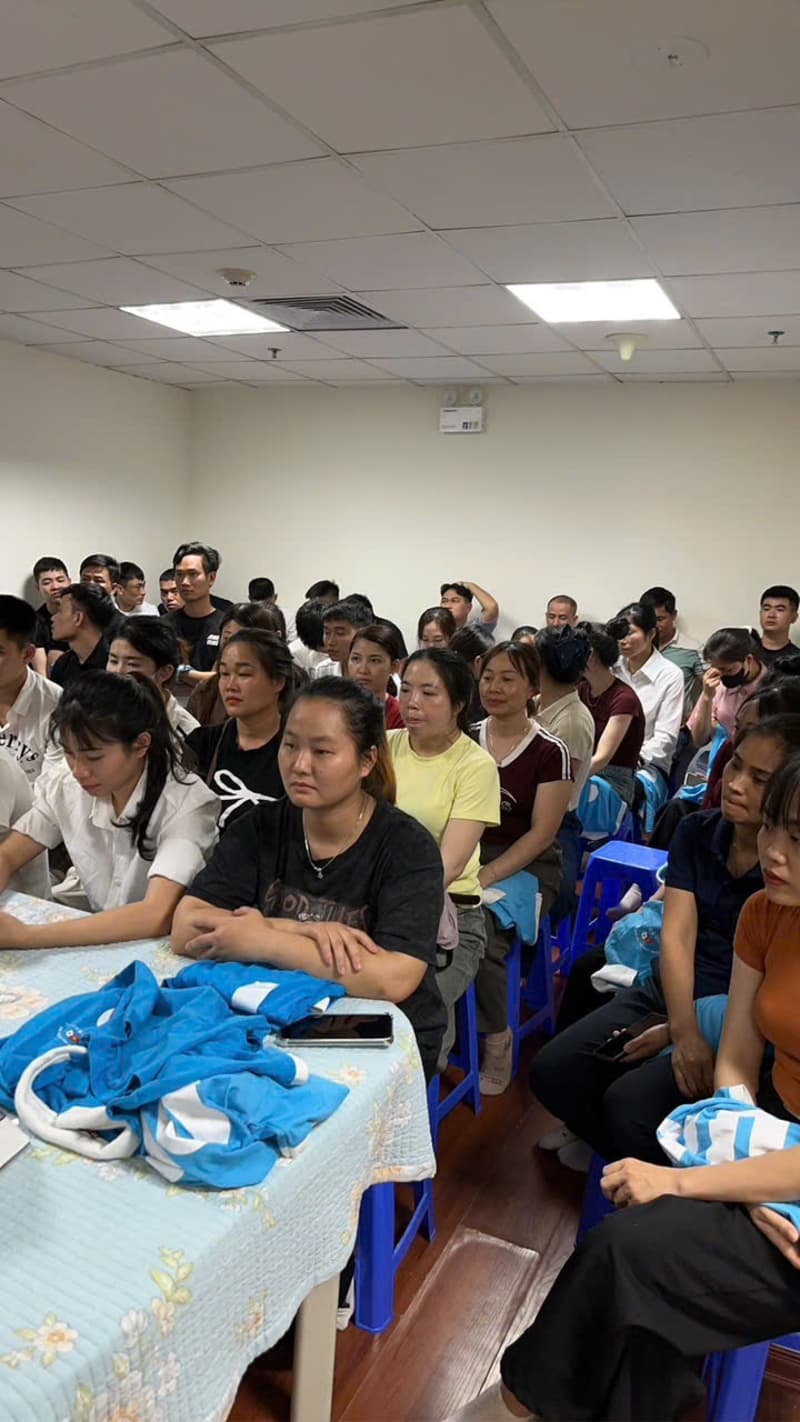 Học viên được hướng dẫn hồ sơ và giấy tờ trước khi hoàn tất thủ tục phái cử.