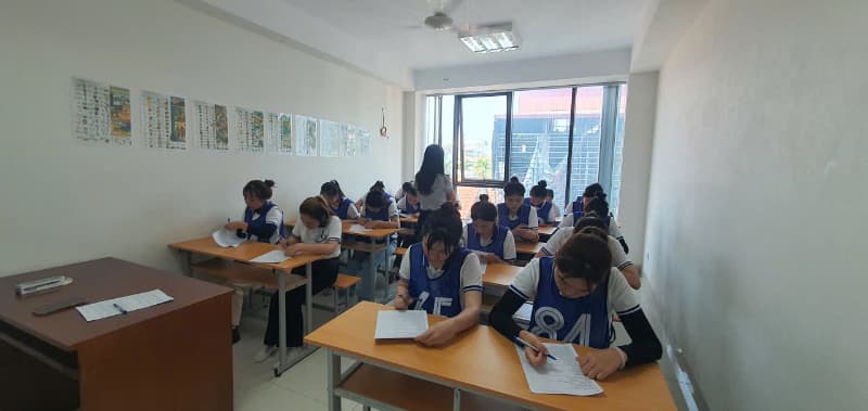 Lớp đào tạo định hướng giúp học viên làm quen quy trình XKLĐ Đài Loan trước khi xuất cảnh.