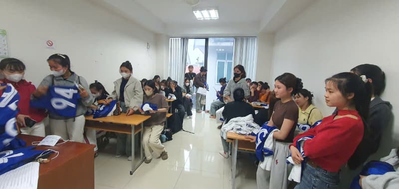Ứng viên nữ tham gia đào tạo kỹ năng trước khi sang Đài Loan làm việc.