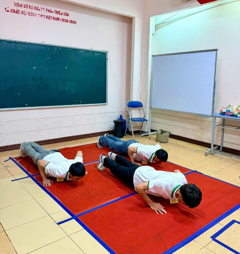 Ứng viên làm bài thi tuyển và kiểm tra năng lực trước khi đỗ đơn hàng.