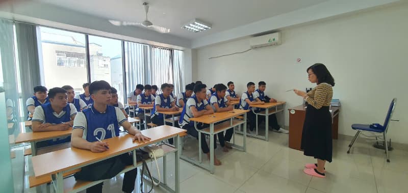 Học viên tham gia buổi đào tạo định hướng trước khi sang Đài Loan làm việc.