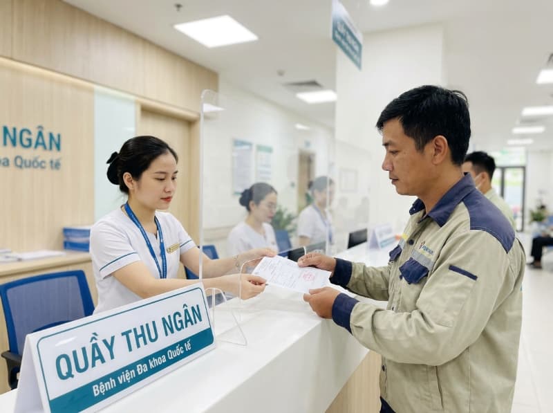 Tự nộp tiền tại quầy thu ngân bệnh viện giúp đảm bảo minh bạch, tránh rủi ro bị trung gian thổi giá.