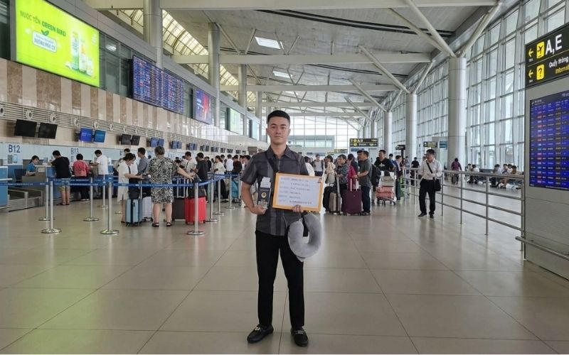 Anh Trần Văn H. quê Uông Bí (Quảng Ninh) rạng rỡ tại sân bay, chuẩn bị xuất cảnh đơn hàng Cơ khí tháng 3/2026.