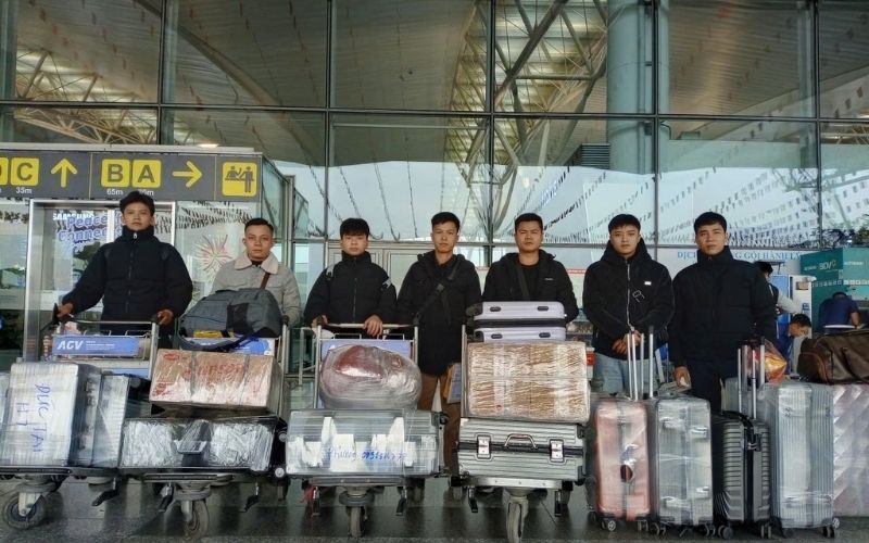 Cán bộ Công ty đón và hỗ trợ người lao động tại sân bay Đài Loan