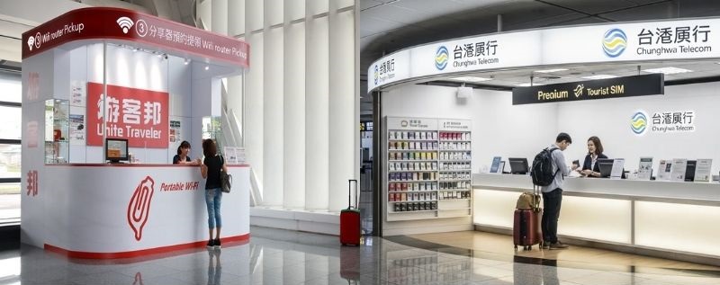 Người lao động xuất trình hộ chiếu để mua SIM điện thoại tại Đài Loan