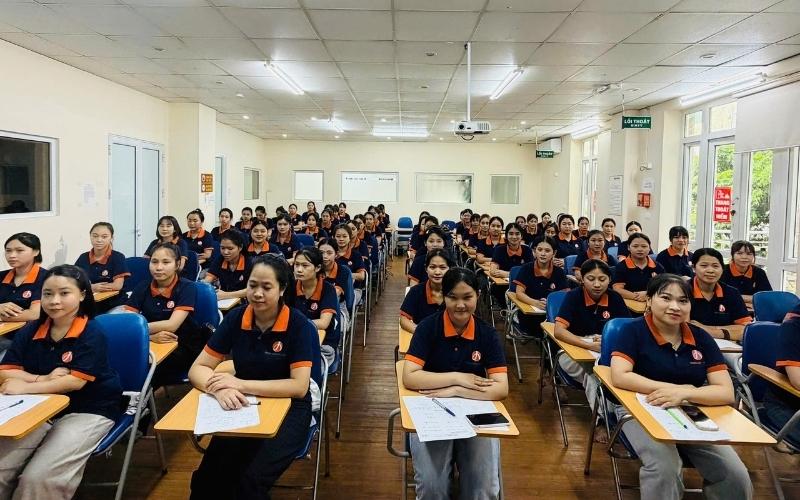 Lớp học giáo dục định hướng văn hóa và tiếng Trung tại Công ty.