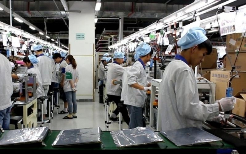 Người lao động Việt Nam làm việc cùng đốc công Đài Loan tại nhà máy.