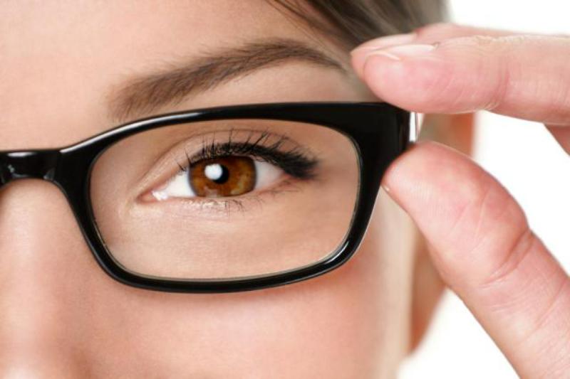 Phân biệt rõ "Độ cận" (Diop) và "Thị lực" (10/10) khi khám sức khỏe