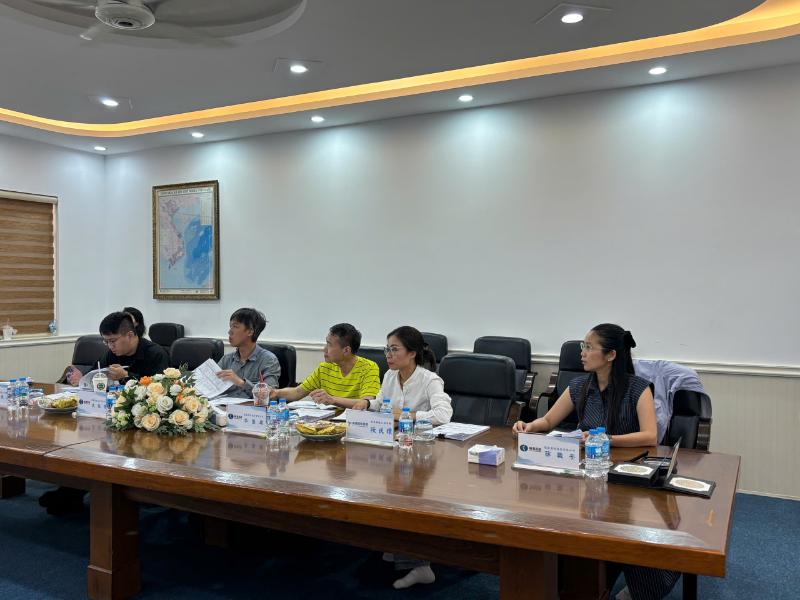 Các học viên tập trung nghe phổ biến quy trình làm hồ sơ và thủ tục xuất cảnh hợp pháp.