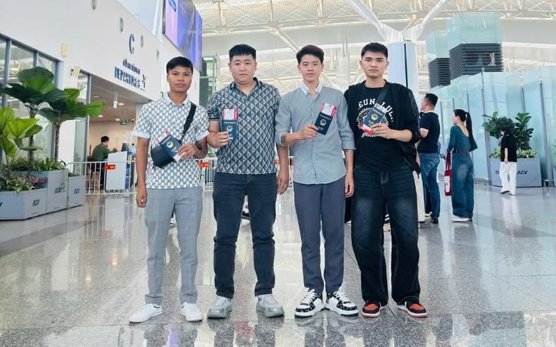 Học viên cầm hộ chiếu và vé máy bay chuẩn bị xuất cảnh đi làm việc tại Đài Loan.