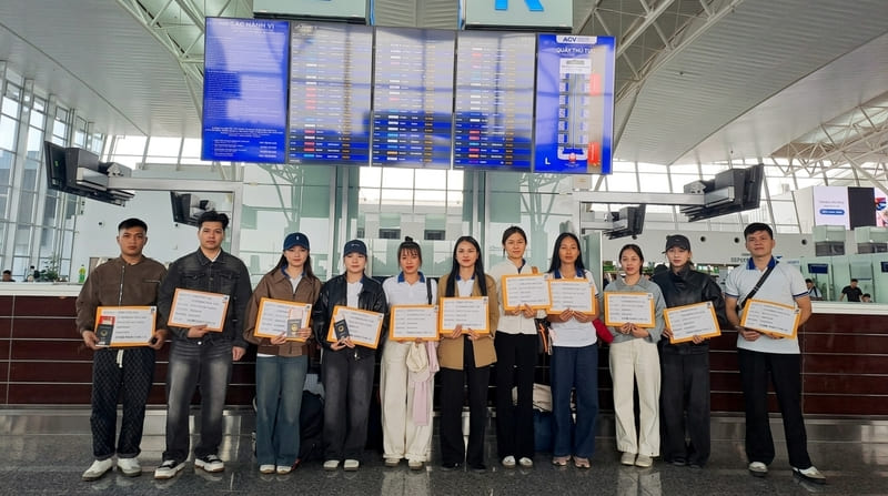 Học viên cầm hồ sơ visa và hợp đồng lao động sẵn sàng xuất cảnh đi làm việc tại Đài Loan.