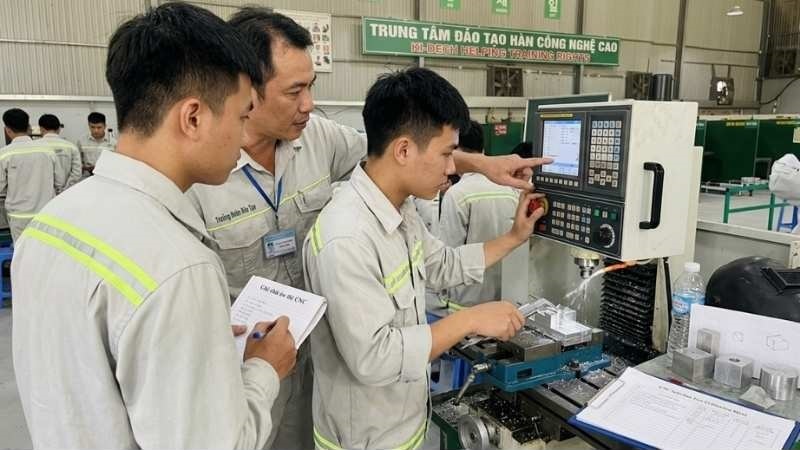 Học viên đang được đào tạo thao tác vận hành máy CNC cơ bản trước khi thi tuyển đi Đài Loan.