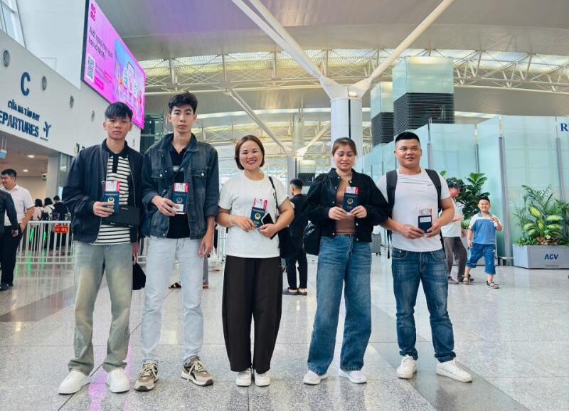 Nụ cười tự tin và giọt nước mắt hạnh phúc của nhóm lao động huyện Nghi Sơn trước giờ cất cánh sang Đài Loan.