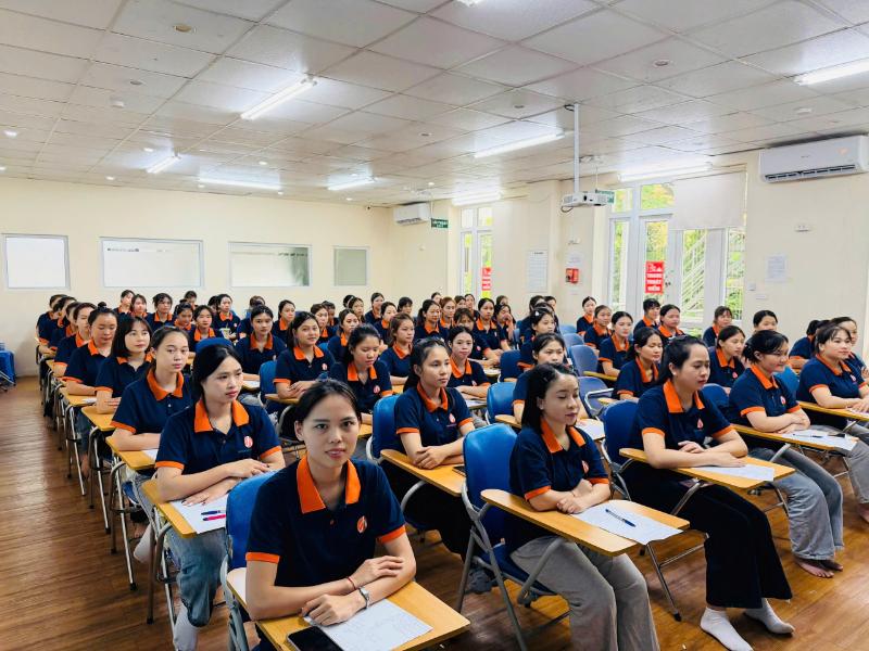 Các học viên tại Yên Định, Thanh Hóa đang miệt mài ôn luyện ngoại ngữ chuẩn bị cho đơn hàng điện tử Đào Viên.