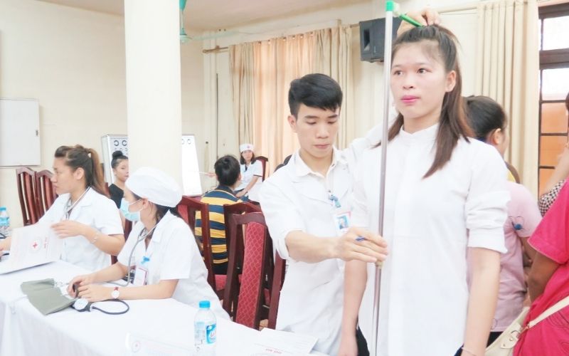 Người lao động Nữ đang được đo chiều cao, cân nặng tại phòng y tế chuyên khám sức khỏe đi xuất khẩu lao động.